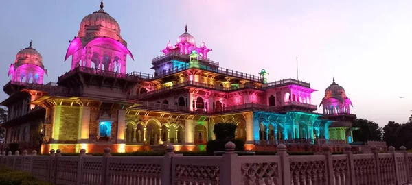 Albert Hall Müzesi Jaipur, Rajasthan, Hindistan 'da yer almaktadır. 