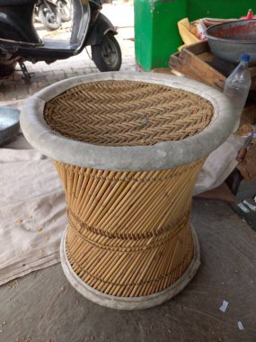 Mooda, Mooda tabureleri, tabureler, geleneksel tabureler, Pida, Kafeterya tabureleri, el yapımı tabureler, el yapımı tabureler, Rajasthani el sanatları, Rajasthani sanatı, Rajasthan el işi taburesi, Muda sandalyesi, Muda sandalyeleri, Rajasthani mudası, Mudda, Modda, Mudda, Modda, Mudda, Mudda, Mudda koltukları, Mudda koltukları.