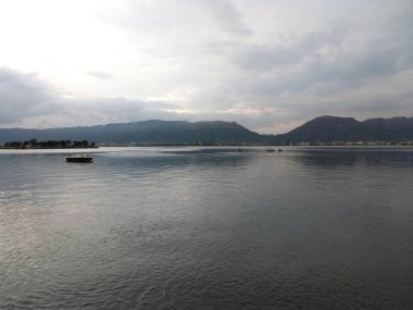 Ana sagar gölü Ajmer, Rajasthan, Hindistan 'da bulunur. 