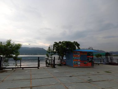 Ana sagar gölü Ajmer, Rajasthan, Hindistan 'da bulunur. 