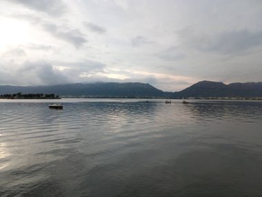 Ana sagar gölü Ajmer, Rajasthan, Hindistan 'da bulunur. 