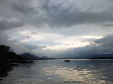 Ana sagar gölü Ajmer, Rajasthan, Hindistan 'da bulunur. 