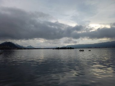 Ana sagar gölü Ajmer, Rajasthan, Hindistan 'da bulunur. 