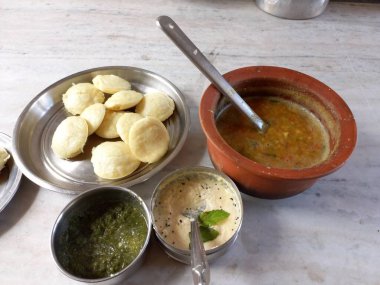 Idli sambar, Idli, Sambar, Nariyal chatni, Podina chat is, Sambhar, Güney Hindistan yemekleri, Hint yemekleri, Hint mutfağı, Güney Hindistan mutfağı, Ünlü yiyecekler, Ünlü yiyecekler, Dal, Suji ki idli, Suji idli,