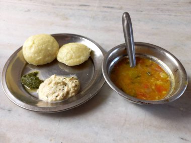 Idli sambar, Idli, Sambar, Nariyal chatni, Podina chat is, Sambhar, Güney Hindistan yemekleri, Hint yemekleri, Hint mutfağı, Güney Hindistan mutfağı, Ünlü yiyecekler, Ünlü yiyecekler, Dal, Suji ki idli, Suji idli,