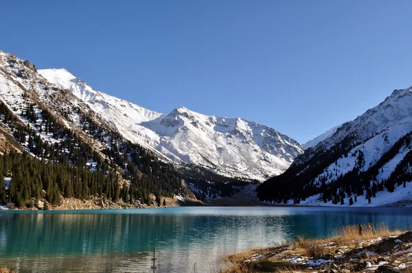 Lago de montaña — Foto de Stock