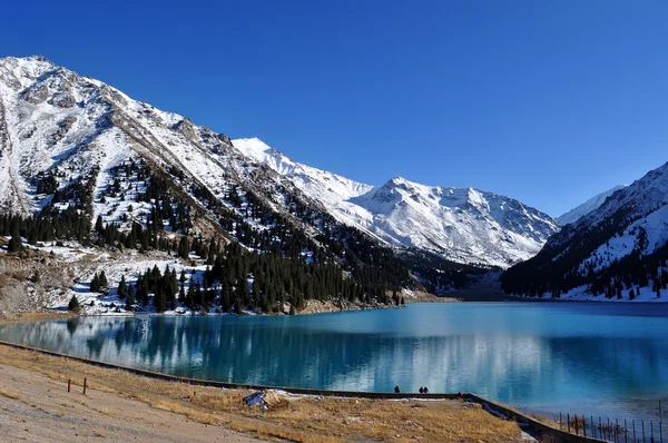 Lago de montaña — Foto de Stock