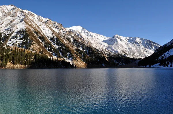 Lacul muntos — Fotografie, imagine de stoc