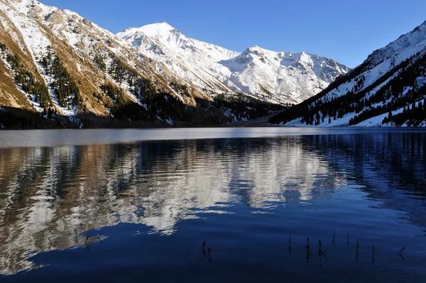 Lacul muntos — Fotografie, imagine de stoc