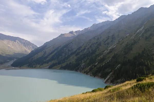 Lago de montaña — Foto de Stock