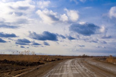 Toprak yol yağmur sonra ile kırsal manzara