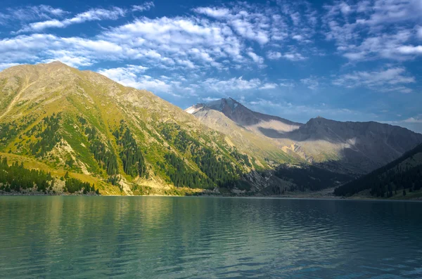 Lago de montaña — Foto de Stock