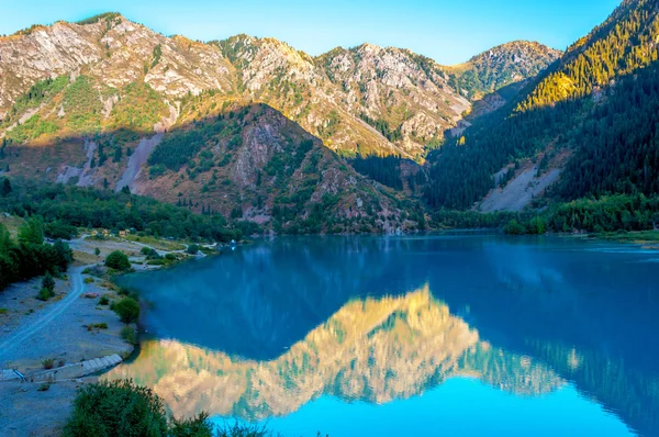 Lago de montaña — Foto de Stock