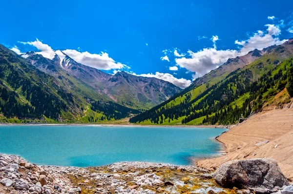 Lago de montaña — Foto de Stock