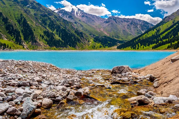 Lago de montaña — Foto de Stock