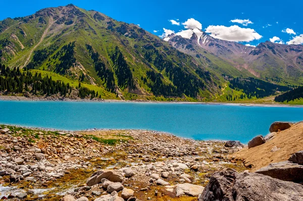 Lago de montaña — Foto de Stock