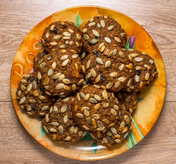 Вівсяне печиво з гарбузовим насінням та родзинками — стокове фото