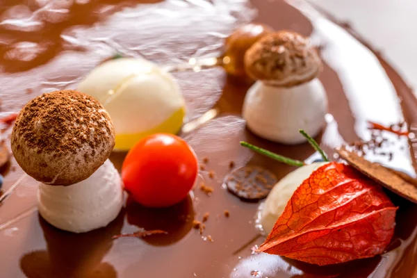 Makro-Baiser-Pilze auf dekoriertem Schokoladenkuchen — Stockfoto