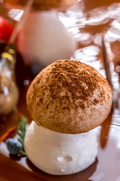 Macro merengue setas en pastel de chocolate decorado —  Fotos de Stock