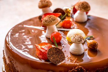 Makro beze mantar süslü çikolatalı kek üzerinde