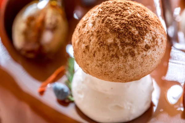 Macro merengue setas en pastel de chocolate decorado —  Fotos de Stock