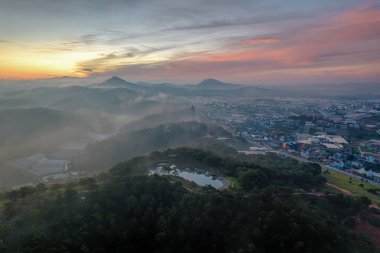 Şafak sökerken kırsalda barış