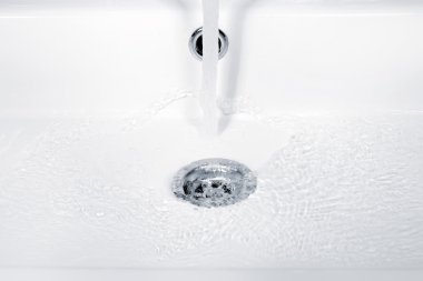 Su akan, dalgaların ve lavabo kabarcıkları