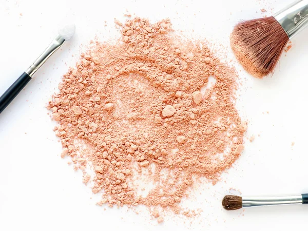 Crushed powder with make-up brushes — Stock Photo, Image