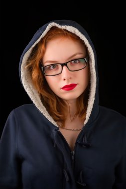 Mavi başlıklı Kızıl saçlı kız