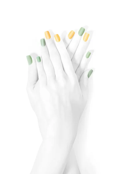 BW handen met pastel gekleurde manicure — Stockfoto