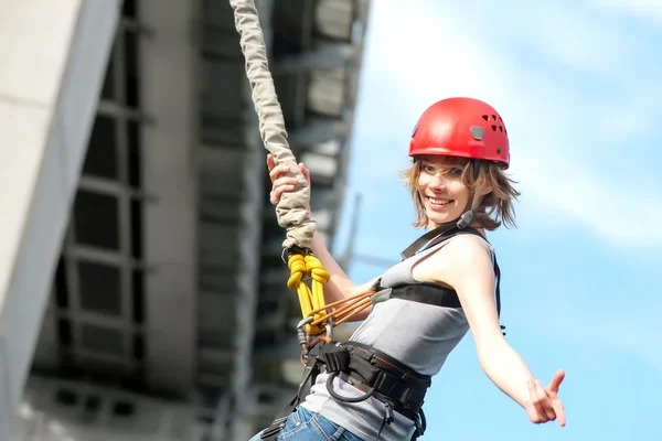 Jovem mulher, após o salto de bungee — Fotografia de Stock