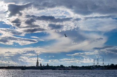 St.Petersburg Neva Nehri'nin dramatik bulutlu görünüm