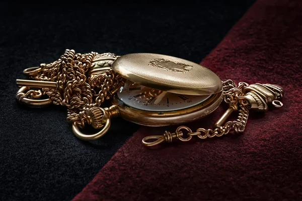 Zátiší s starožitné zlaté hodinky — Stock fotografie