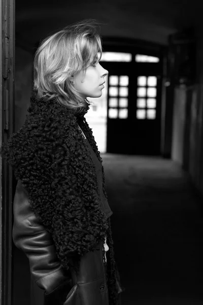 Černobílý portrét osamělé mladé ženy — Stock fotografie