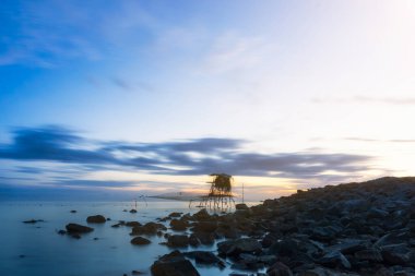 Sabahları güzel bir gün doğumu manzarası. gökyüzü arkaplanı ve sabah güneş ışığı.