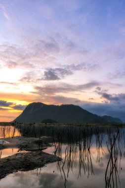 Sabahları güzel bir gün doğumu manzarası. gökyüzü arkaplanı ve sabah güneş ışığı.