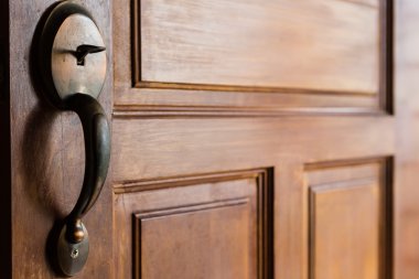 Ahşap kapı kolu ile