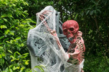 Kanlı insan iskeleti