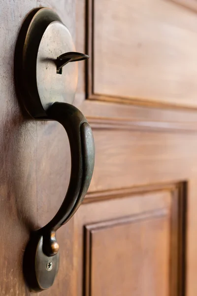 Ahşap kapı kolu ile