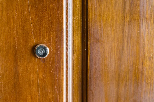 Ahşap kapı kapı dürbünü ile