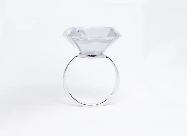 beyaz üzerine tek elmas yüzük