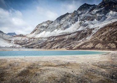 Bir gölün Batı Çin