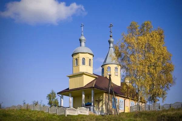 Weißrussland: kleine orthodoxe Kirche am Rande des Dorfes. — Stockfoto