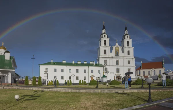Bielorrússia, Minsk: Svyatodukhov uma catedral e um arco-íris depois da chuva pesada de verão . — Fotografia de Stock