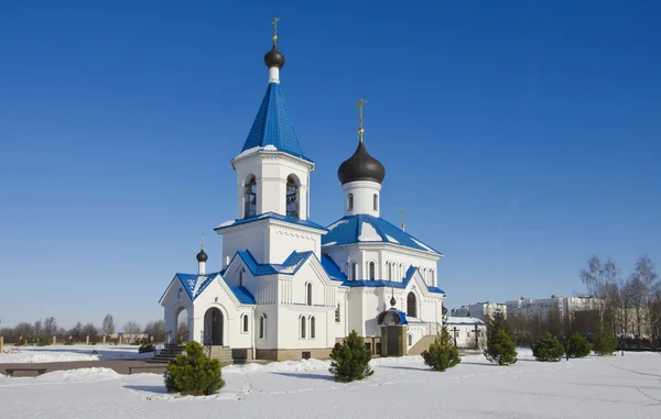 Minsk: paisaje invernal. Iglesia ortodoxa de San Nicolás El Maravilloso . — Foto de Stock