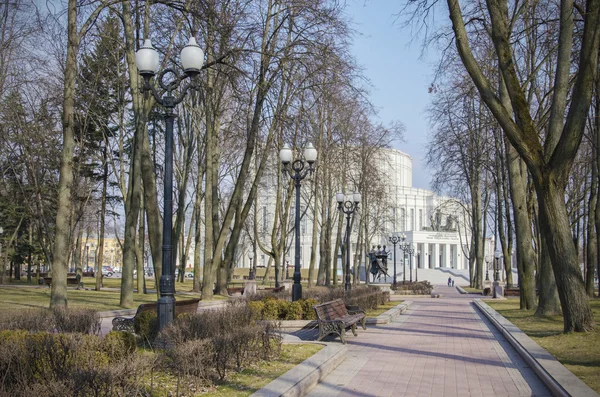 Minsk: Praça Teatralny e teatro de ópera e balé — Fotografia de Stock