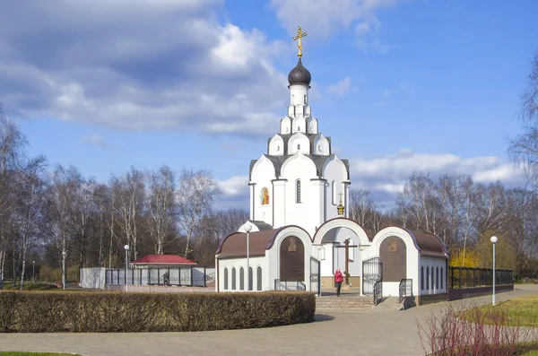 Minsk: Orthodoxe Kirche der Gottesmutterikone "Abholung der Toten" - Kirche zum Gedenken an die Opfer des Tschernobyl-Unfalls. — Stockfoto