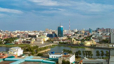Gökdelen, nehir ve gökyüzü. Şehir panoraması