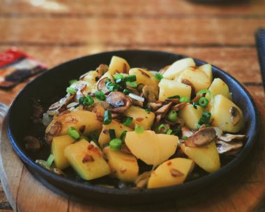 Mantarlı ve soğanlı patates.