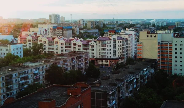 Abendstadt Den Strahlen Der Untergehenden Sonne — Stockfoto